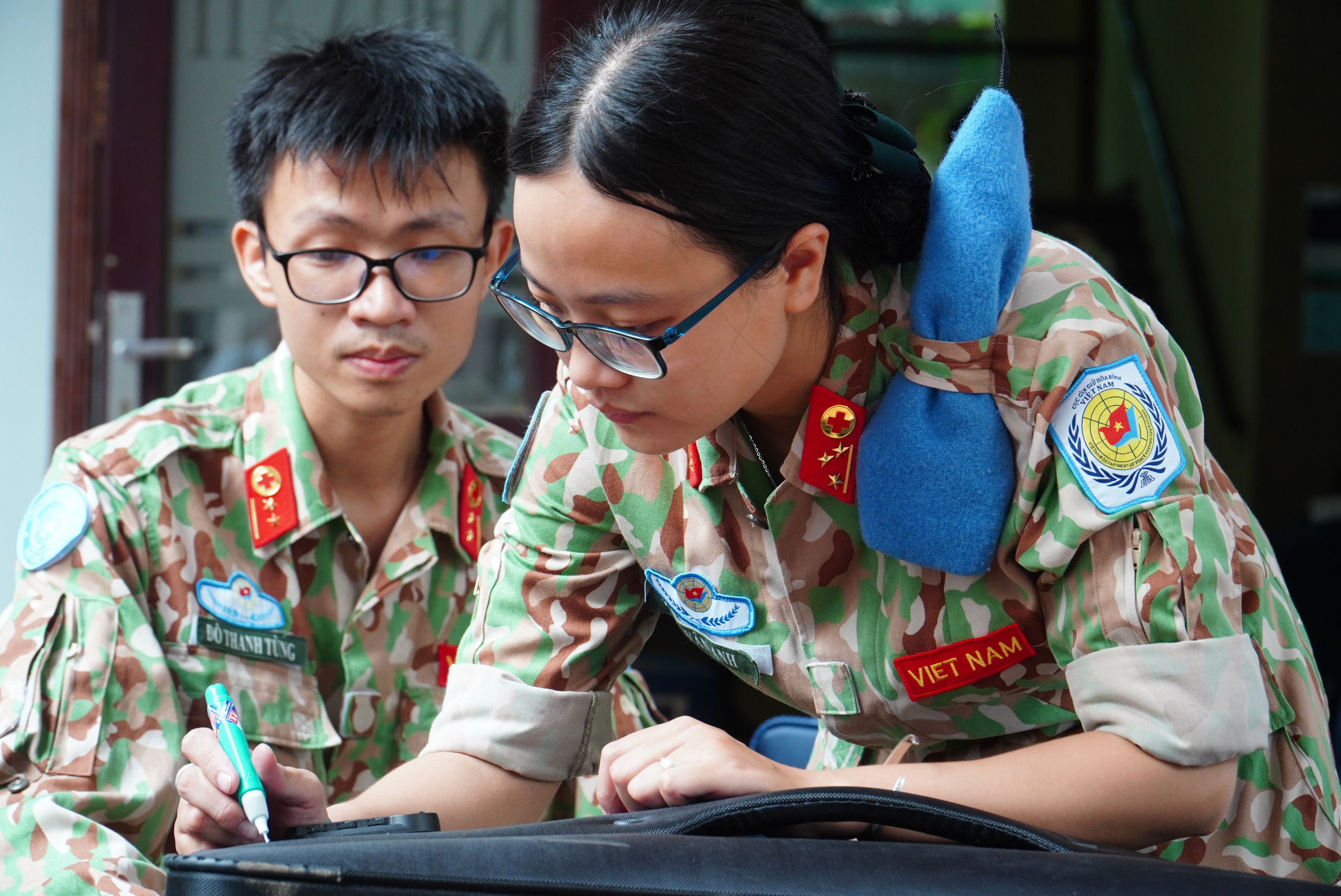 Gác chuyện riêng, vợ chồng mũ nồi xanh lên đường gìn giữ hòa bình - Ảnh 17.