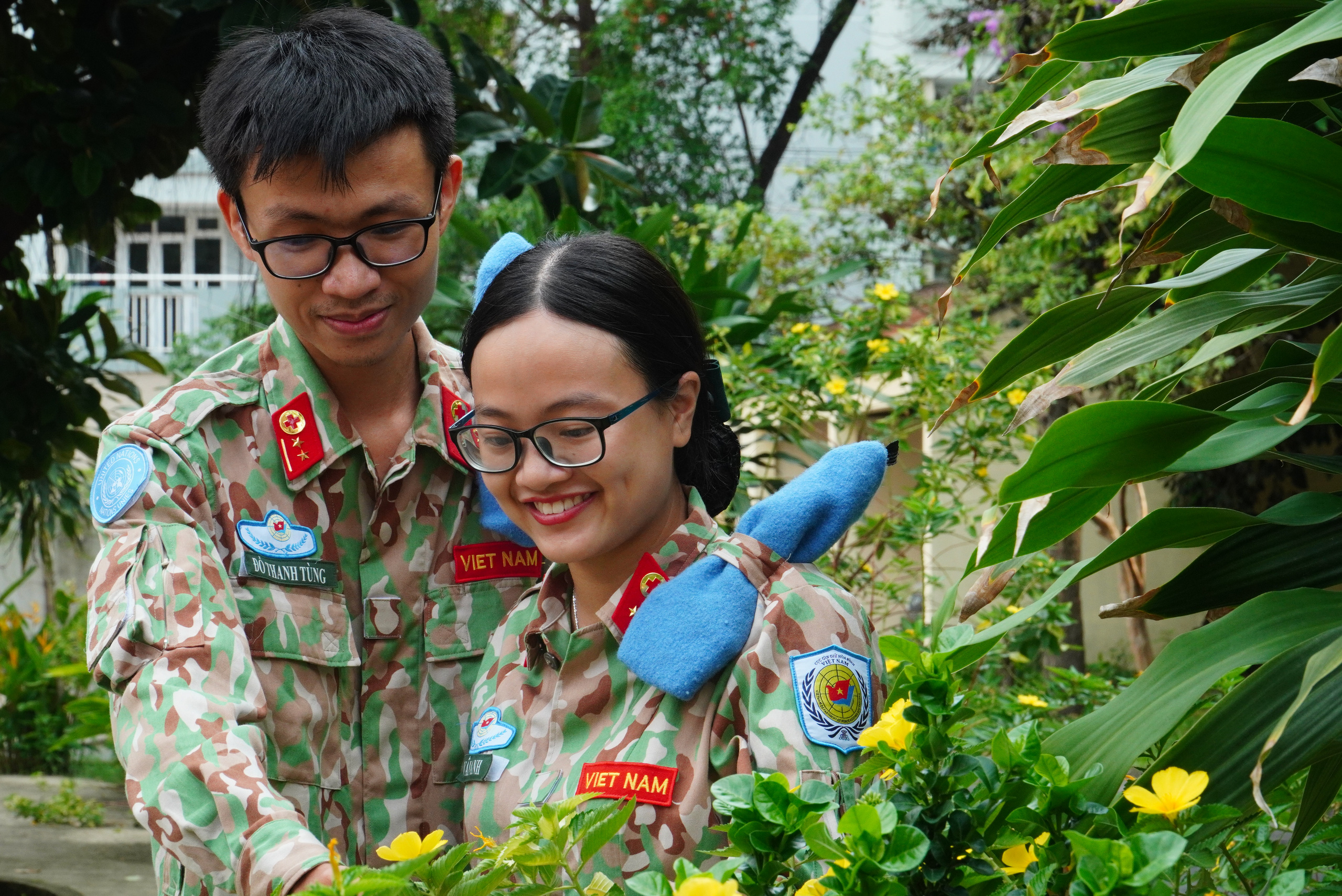 Gác chuyện riêng, vợ chồng mũ nồi xanh lên đường gìn giữ hòa bình - Ảnh 9.