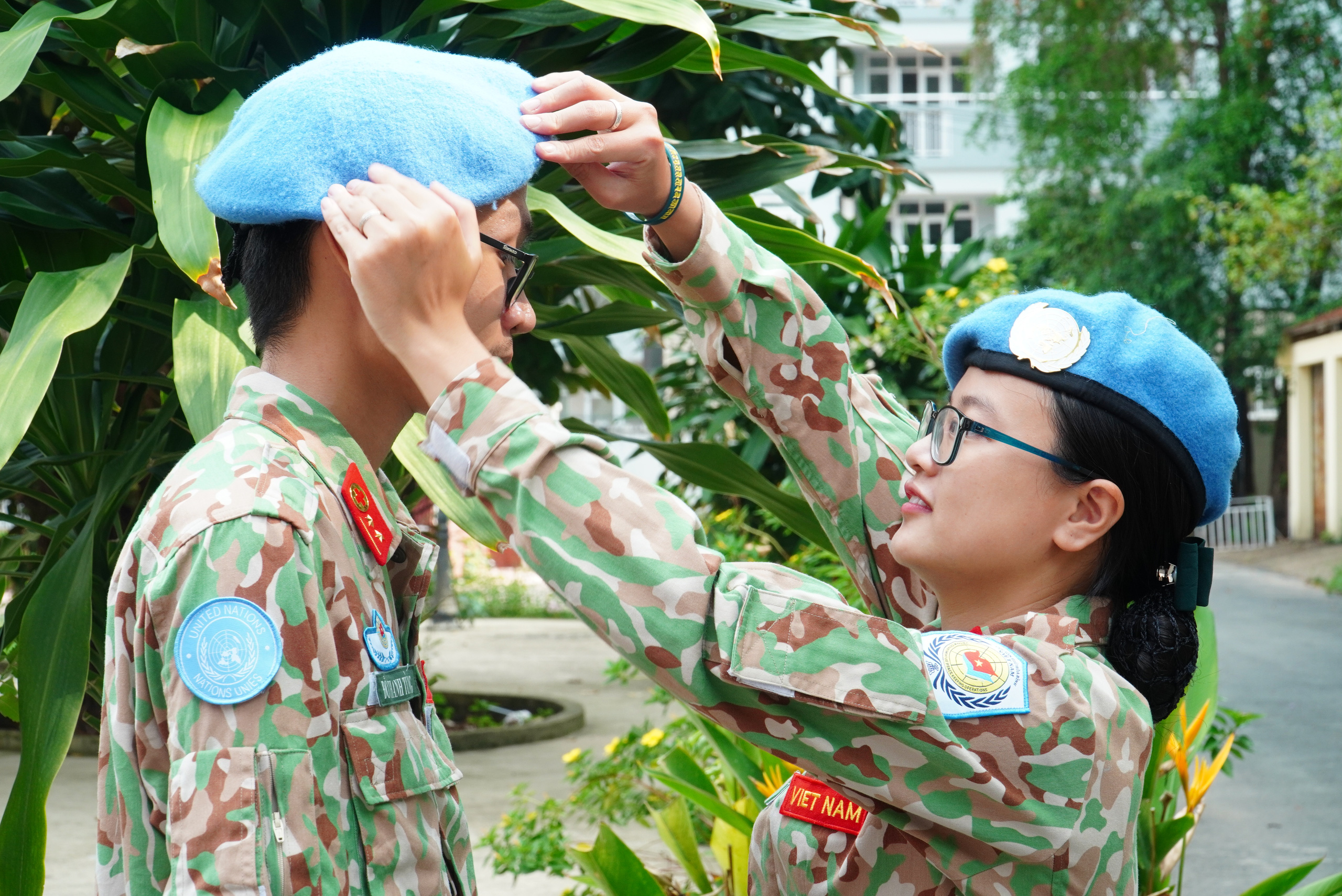 Gác chuyện riêng, vợ chồng mũ nồi xanh lên đường gìn giữ hòa bình - Ảnh 10.