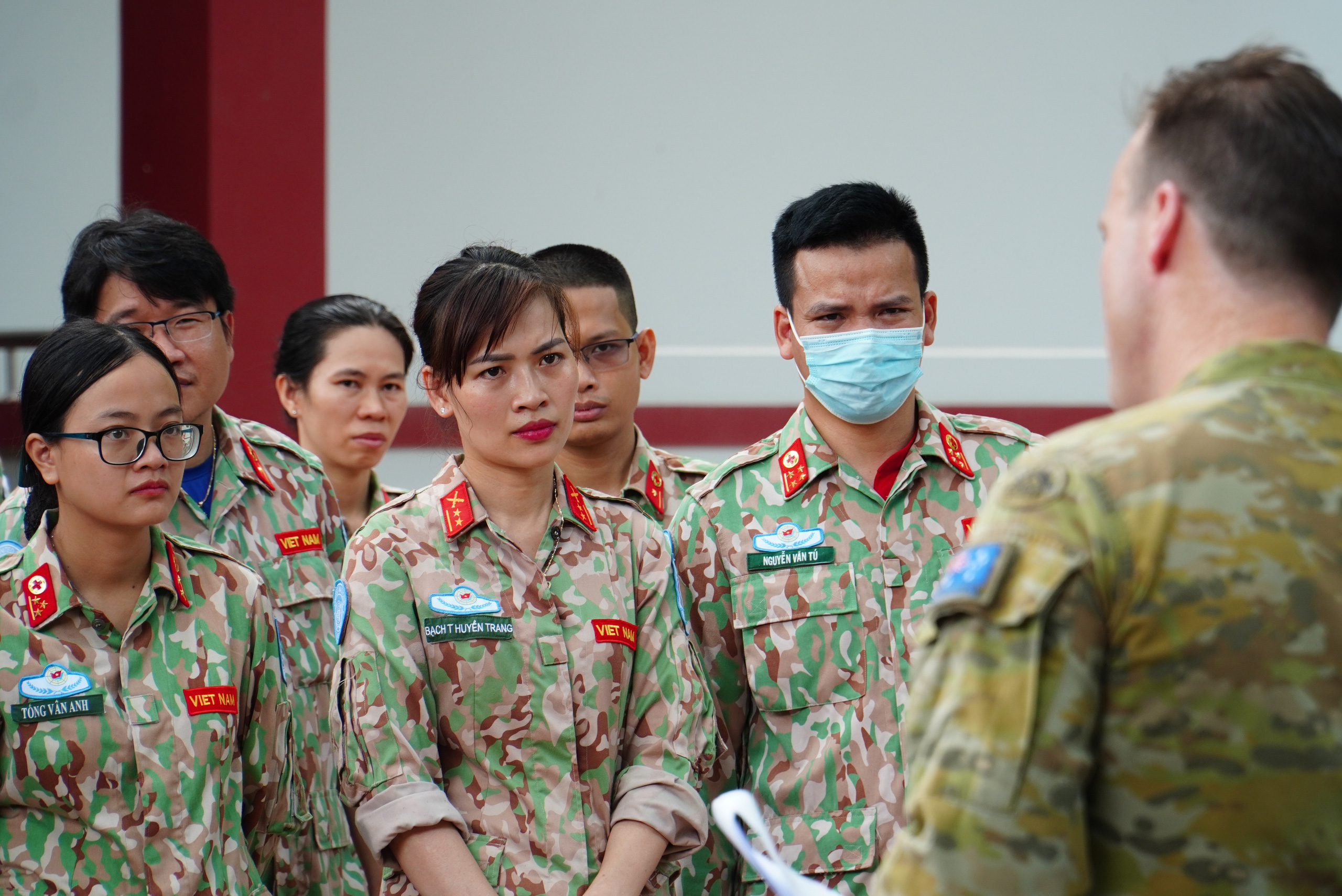 Gác chuyện riêng, vợ chồng mũ nồi xanh lên đường gìn giữ hòa bình - Ảnh 4.