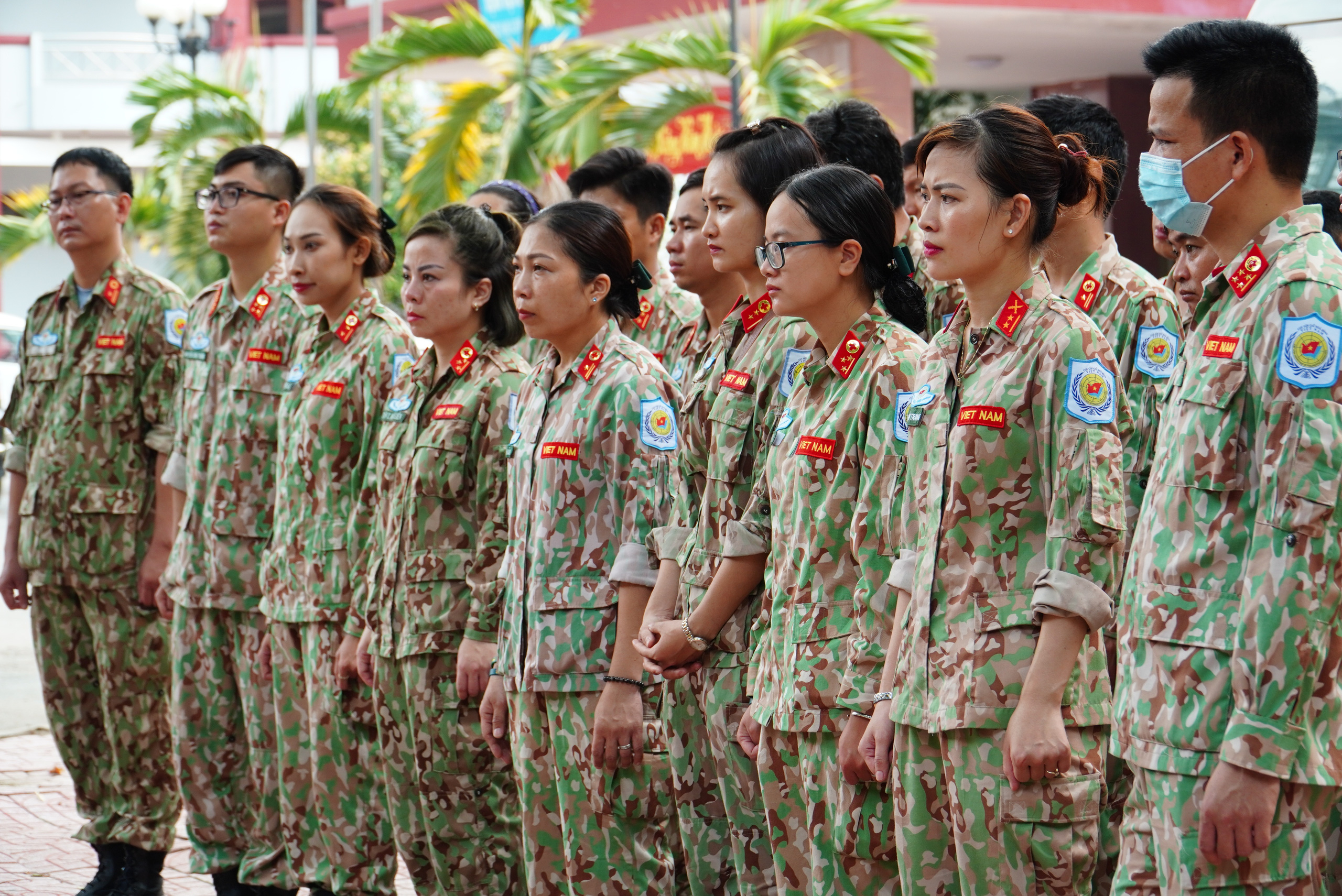 Gác chuyện riêng, vợ chồng mũ nồi xanh lên đường gìn giữ hòa bình - Ảnh 25.