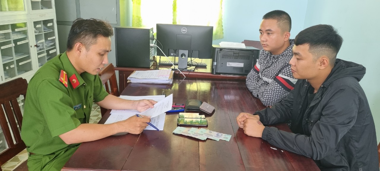 CLIP: Bắt tại trận 2 đối tượng từ Thanh Hóa vào Kiên Giang làm liều