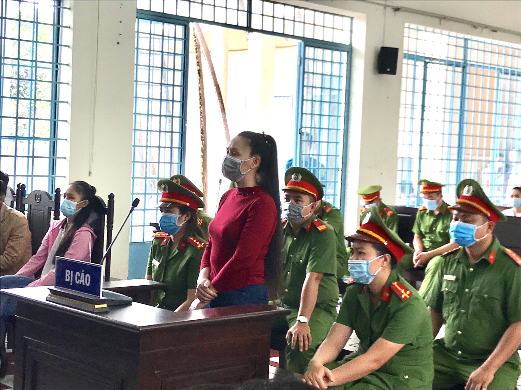 Xuy&ecirc;n tạc l&atilde;nh đạo Đảng, nh&agrave; nước tr&ecirc;n Facebook, 1 phụ nữ bị phạt 2 năm t&ugrave; - Ảnh 1.