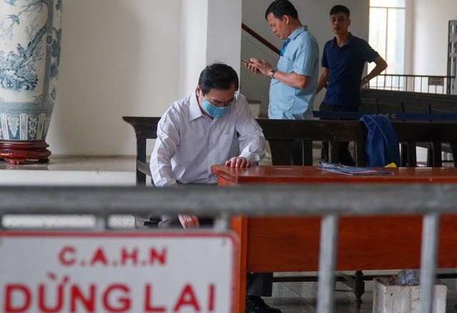 &Ocirc;ng Vũ Huy Ho&agrave;ng xin được d&ugrave;ng thuốc v&agrave; hỗ trợ y tế tại t&ograve;a - Ảnh 1.