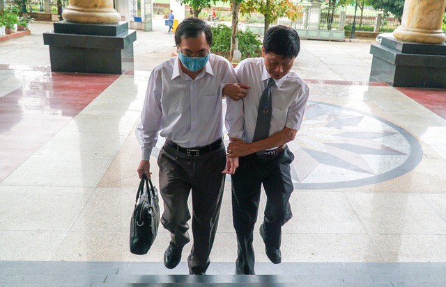 &Ocirc;ng Vũ Huy Ho&agrave;ng xin được d&ugrave;ng thuốc v&agrave; hỗ trợ y tế tại t&ograve;a - Ảnh 2.