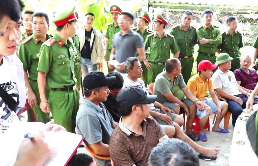 Ph&aacute; sới g&agrave; khủng ở Quảng B&igrave;nh, bắt 34 đối tượng, thu giữ h&agrave;ng trăm triệu đồng - Ảnh 2.
