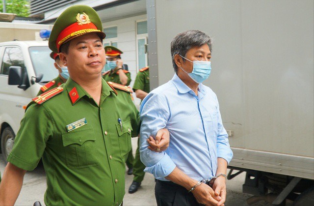 &Ocirc;ng Vũ Huy Ho&agrave;ng xin được d&ugrave;ng thuốc v&agrave; hỗ trợ y tế tại t&ograve;a - Ảnh 3.