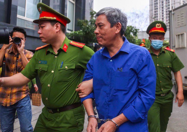 &Ocirc;ng Vũ Huy Ho&agrave;ng xin được d&ugrave;ng thuốc v&agrave; hỗ trợ y tế tại t&ograve;a - Ảnh 4.