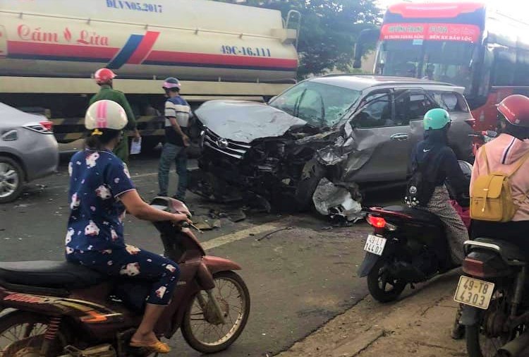 Tai nạn li&ecirc;n ho&agrave;n, 3 người bị thương, Quốc lộ 20 &aacute;ch tắc nhiều giờ - Ảnh 2.