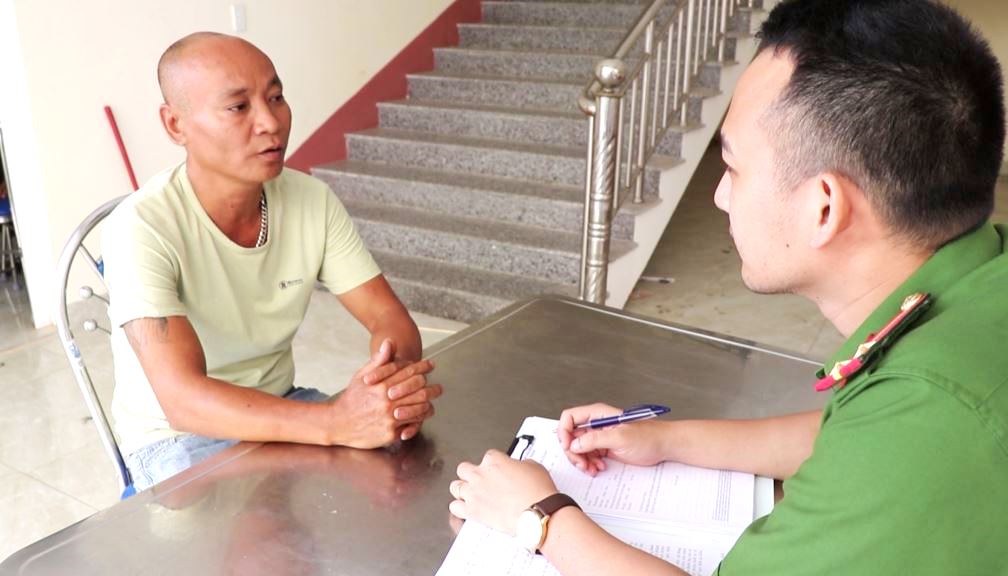 Ph&aacute; sới g&agrave; khủng ở Quảng B&igrave;nh, bắt 34 đối tượng, thu giữ h&agrave;ng trăm triệu đồng - Ảnh 3.