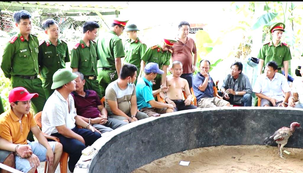 Phá sới gà "khủng" ở Quảng Bình, bắt 34 đối tượng, thu giữ hàng trăm triệu đồng