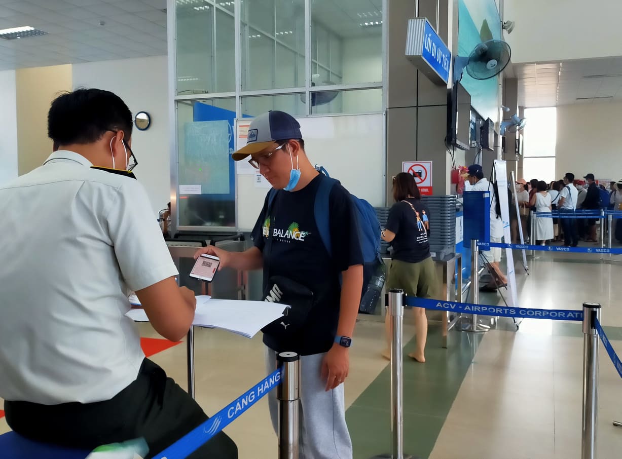 Hãng hàng không thay an ninh hàng không kiểm tra khai báo y tế của hành khách
