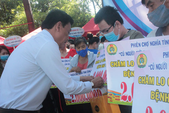 Quận 11, TP HCM: Nhiều hoạt động chăm lo cho công nhân khó khăn