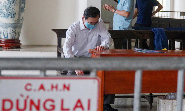 Ông Vũ Huy Hoàng xin được dùng thuốc và hỗ trợ y tế tại tòa