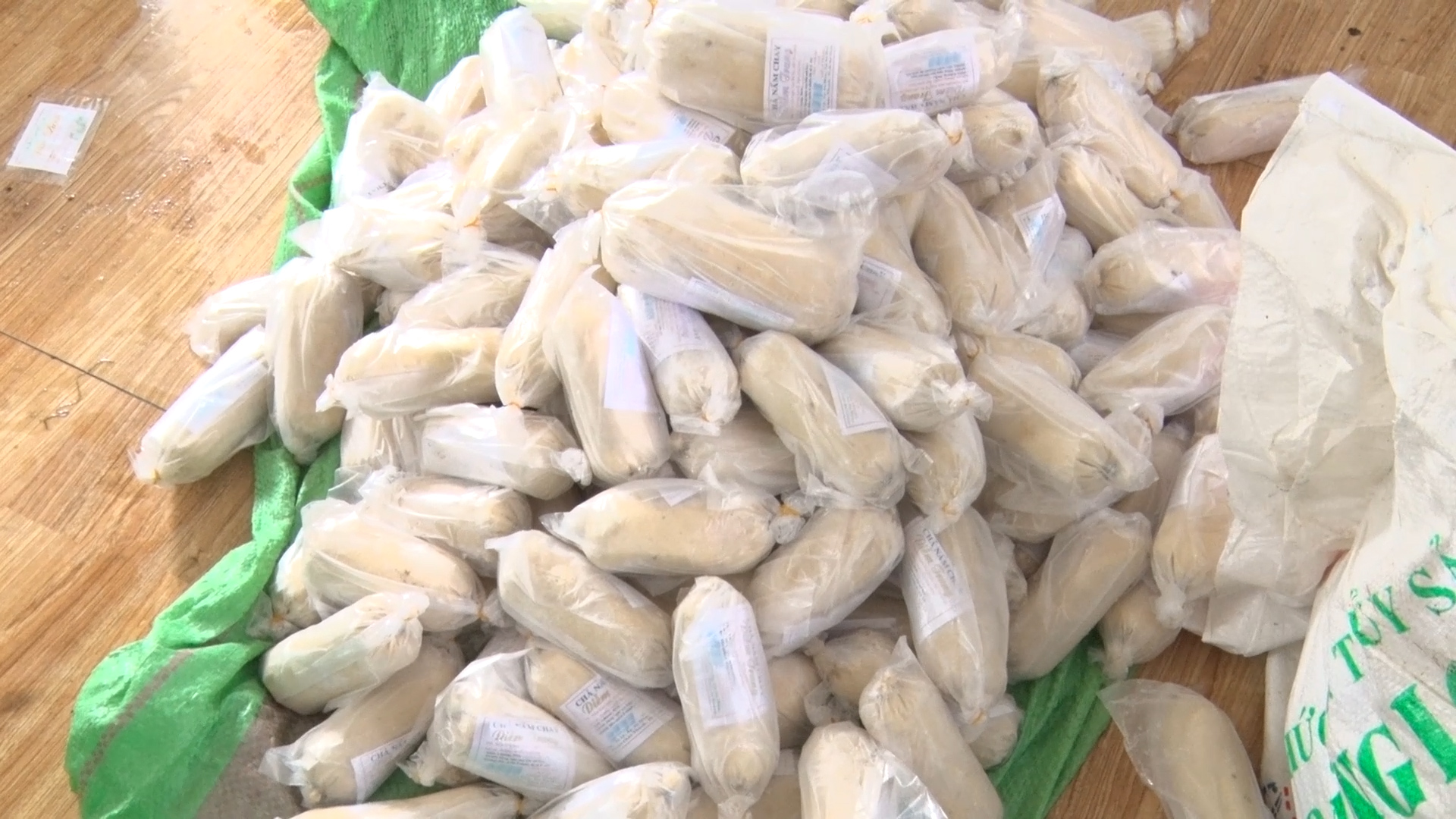 CLIP: Bắt giữ hơn 3.000 kg chả đòn chay nghi trộn thịt, cá - Ảnh 4.