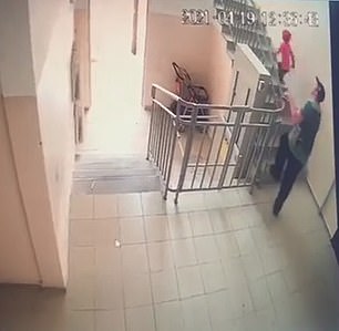 Bị kẻ ấu d&acirc;m bế xốc đi, b&eacute; g&aacute;i Kazakhstan chớp thời cơ trốn tho&aacute;t - Ảnh 2.