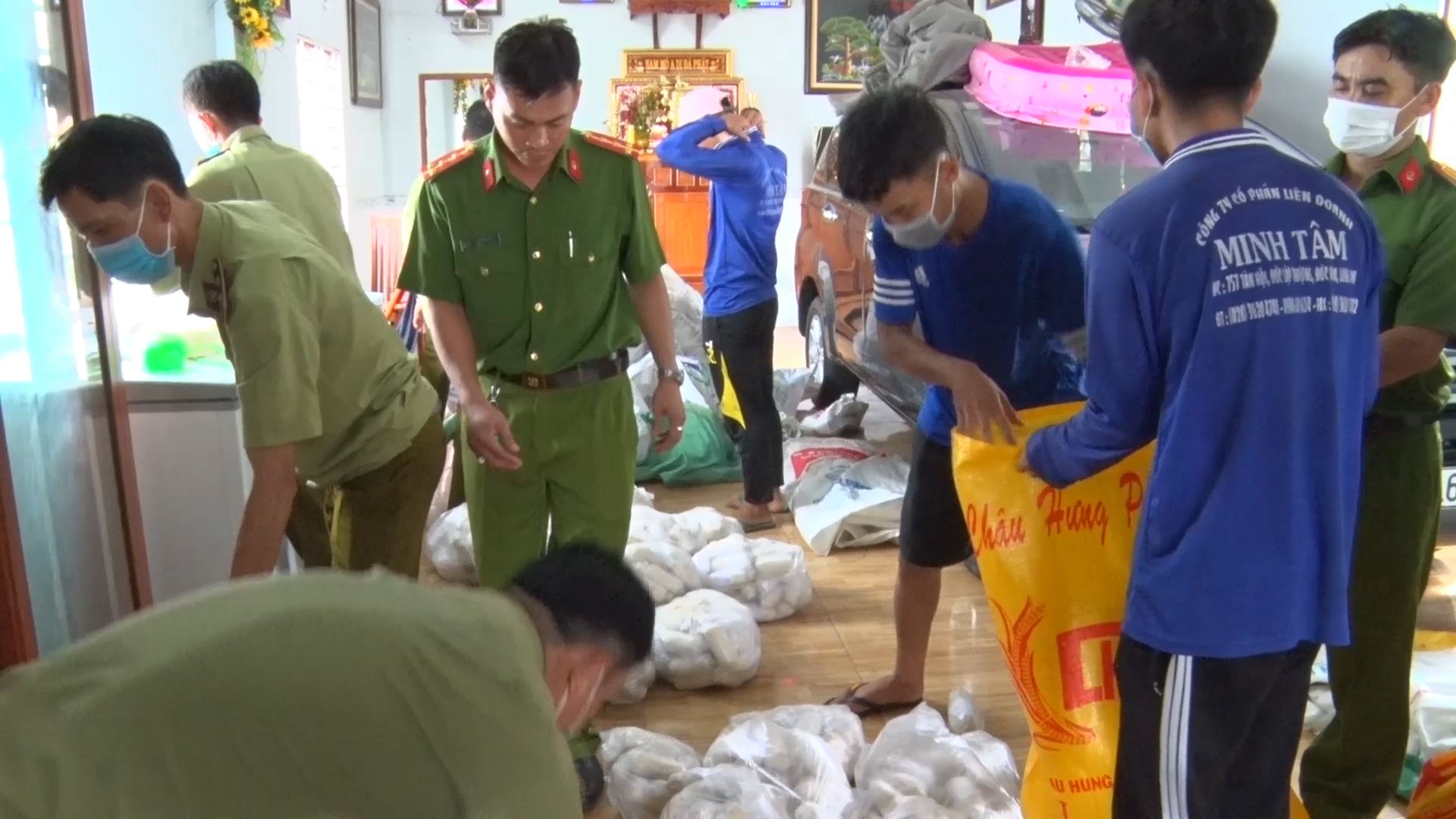CLIP: Bắt giữ hơn 3.000 kg chả đòn chay nghi trộn thịt, cá