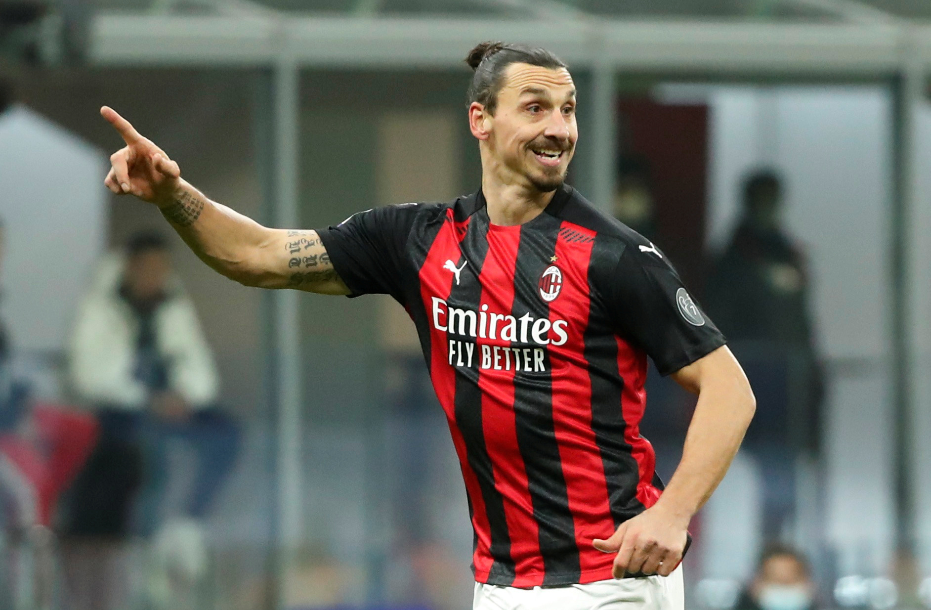 Ibrahimovic gia hạn hợp đồng, mức lương 7,2 triệu USD/năm, với AC Milan