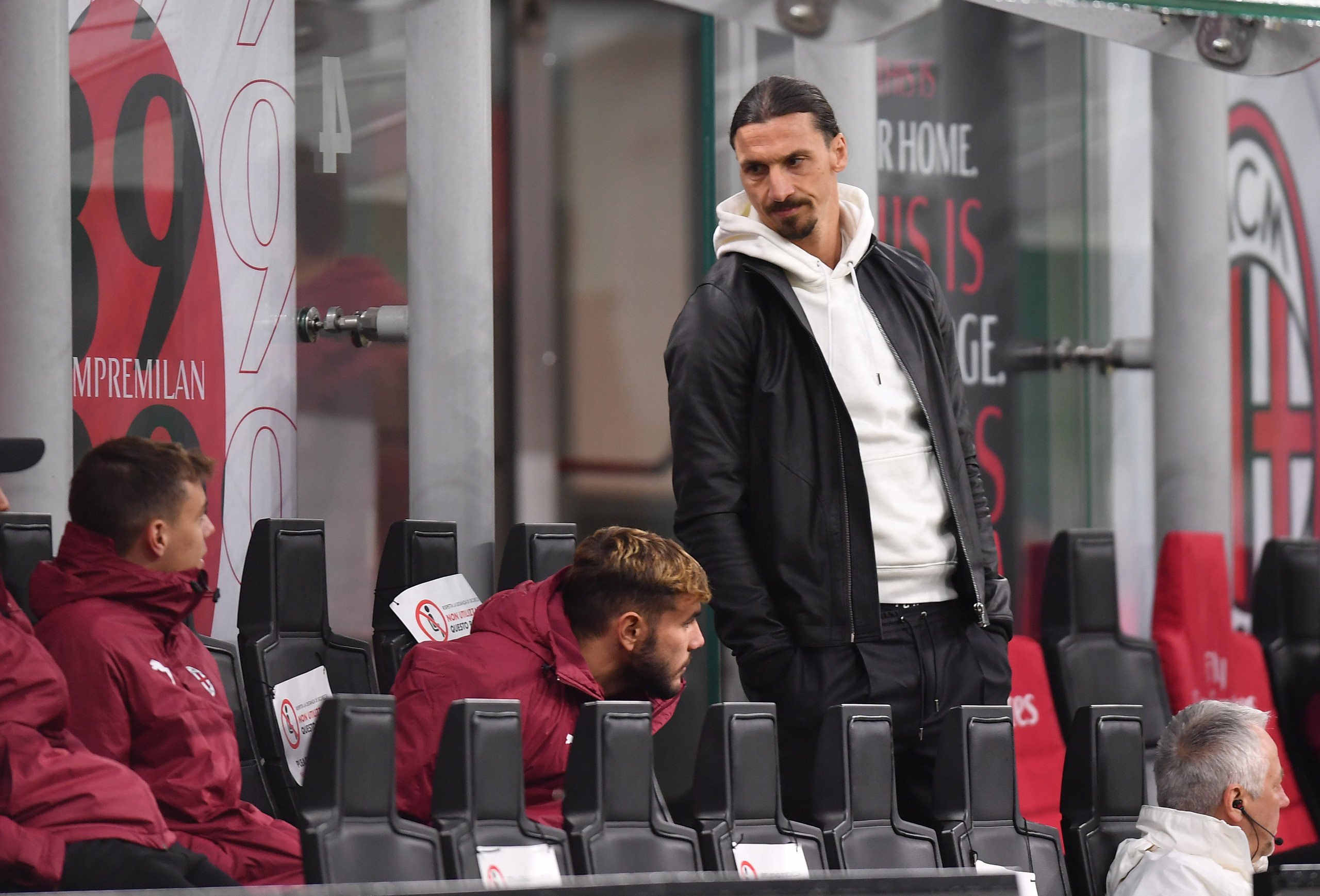 Ibrahimovic gia hạn hợp đồng, mức lương 7,2 triệu USD/năm, với AC Milan - Ảnh 1.