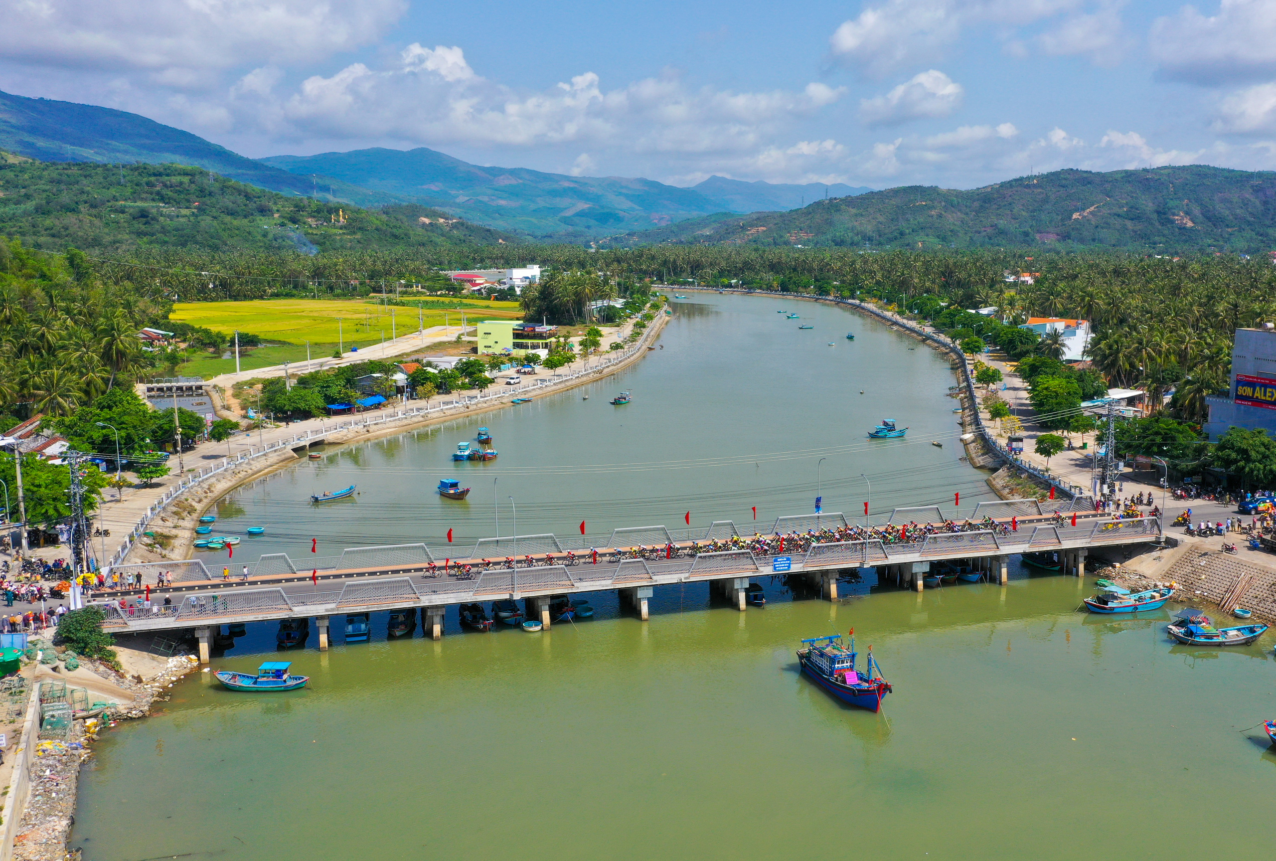 Trịnh Đức T&acirc;m qua mặt L&ecirc; Nguyệt Minh trong cuộc đua &Aacute;o xanh - Ảnh 2.