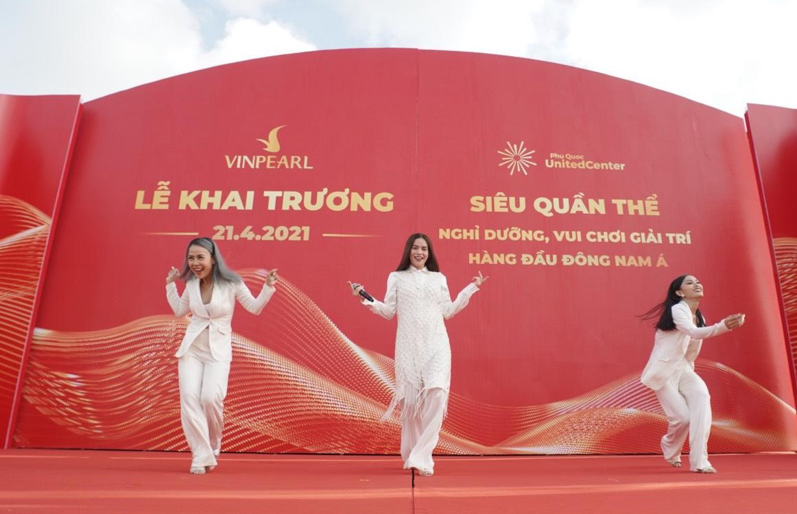 Biển người đổ về Ph&uacute; Quốc United Center trong &ldquo;đ&ecirc;m kh&ocirc;ng ngủ&rdquo; đầu ti&ecirc;n - Ảnh 1.