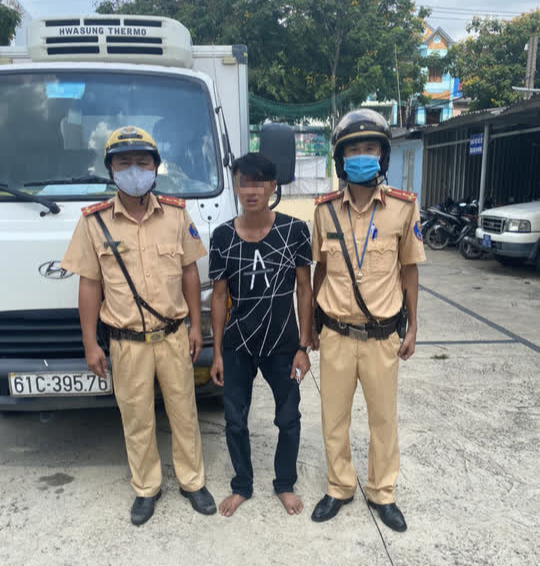 CSGT đội Bình Triệu rượt đuổi, nổ súng khống chế tài xế xe đông lạnh