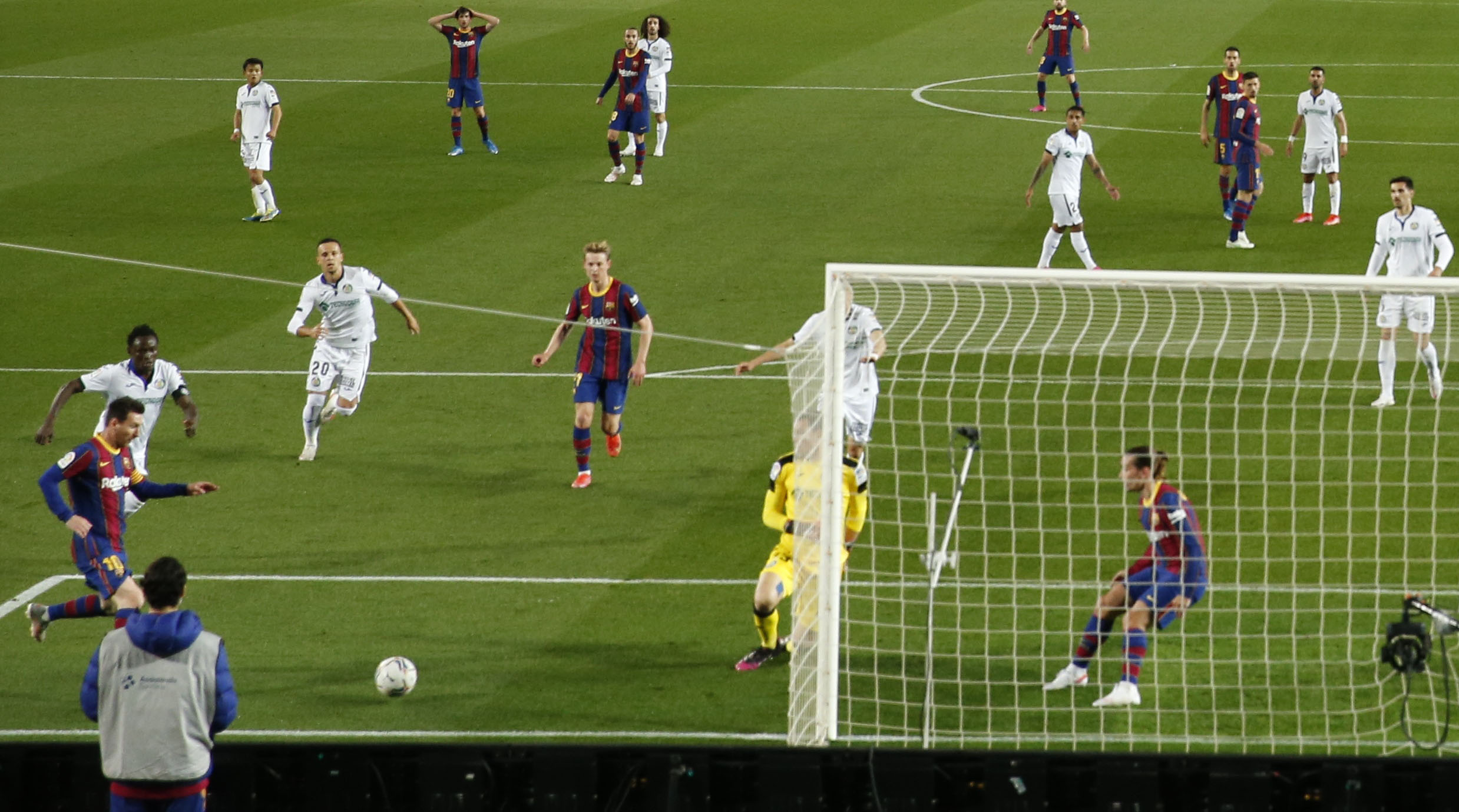 Messi nhảy m&uacute;a ghi b&agrave;n trước Getafe, Barcelona trở lại Top 3 La Liga - Ảnh 4.