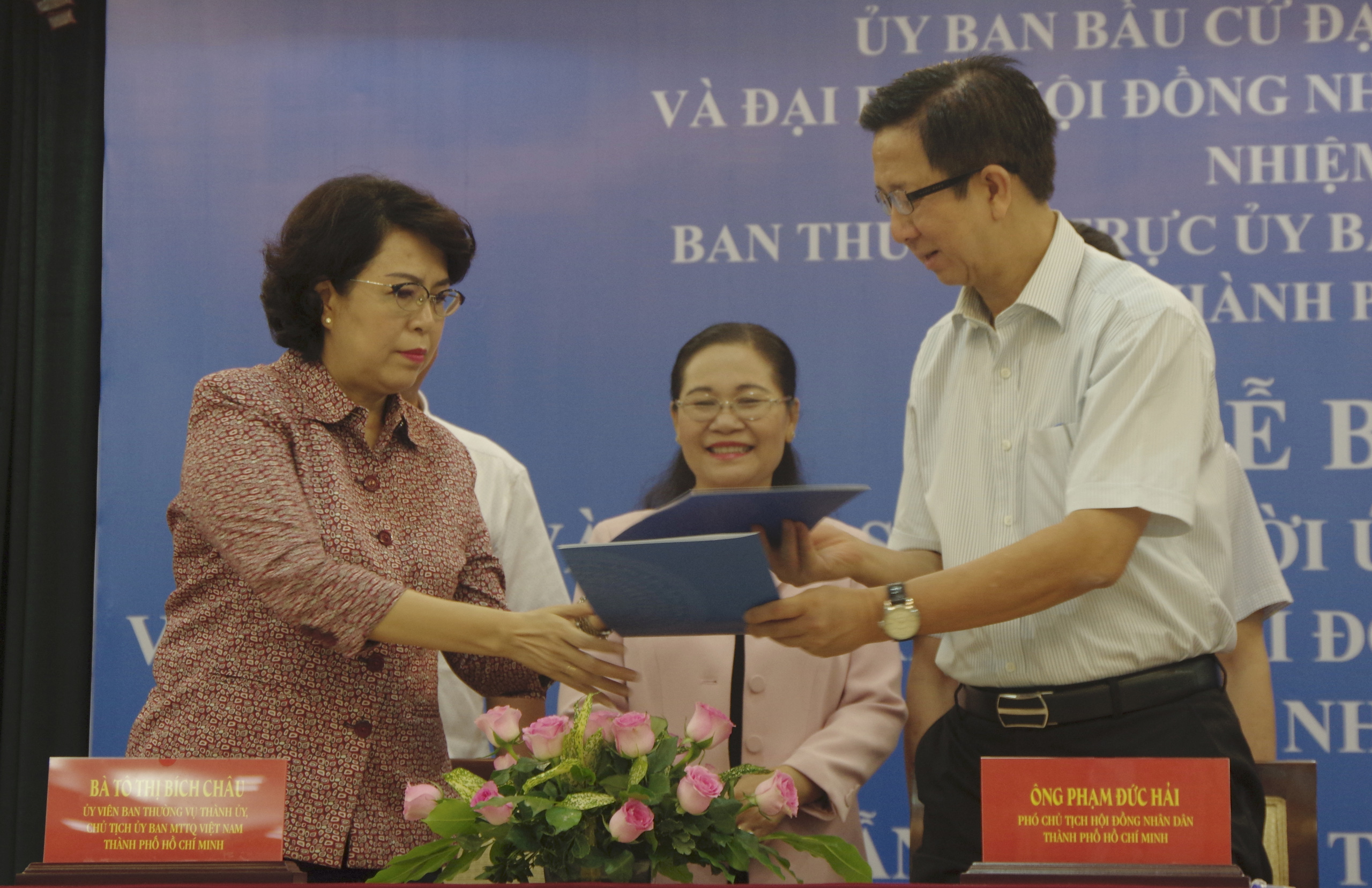 TP HCM bàn giao hồ sơ ứng cử viên đại biểu Quốc hội, đại biểu HĐND