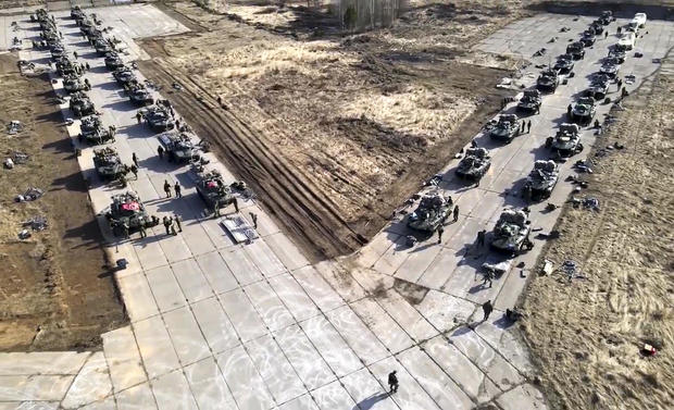 Clip: Nga tập trận rầm rộ trước khi r&uacute;t qu&acirc;n khỏi bi&ecirc;n giới Ukraine - Ảnh 7.