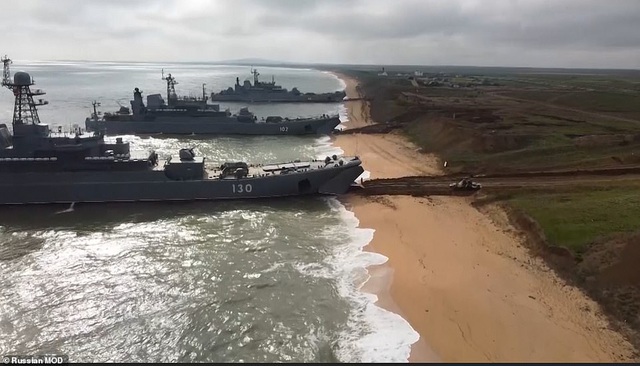 Clip: Nga tập trận rầm rộ trước khi r&uacute;t qu&acirc;n khỏi bi&ecirc;n giới Ukraine - Ảnh 13.