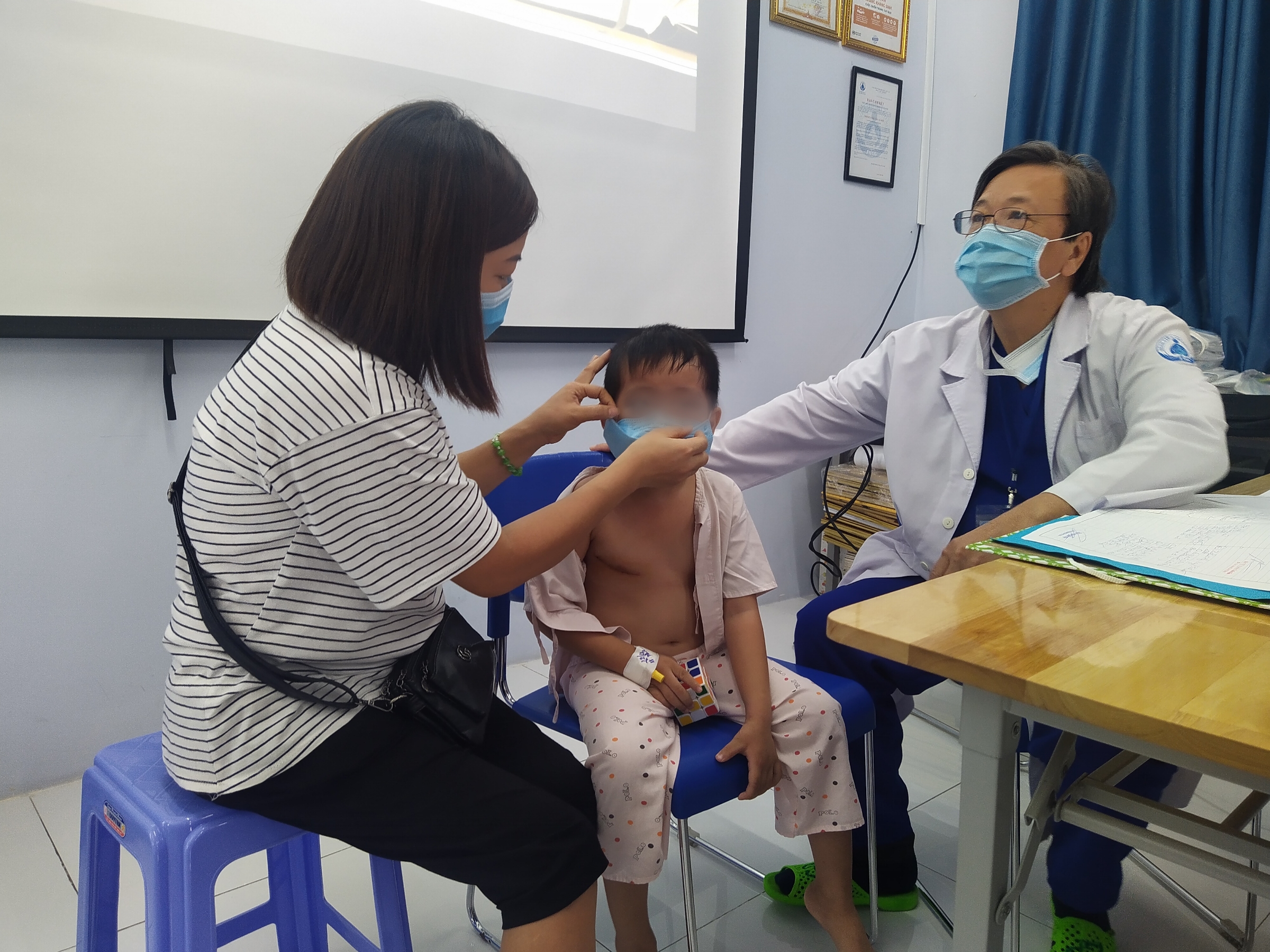 Mở lồng ngực cứu bé trai bị móc dây kéo lọt vào vị trí nhạy cảm