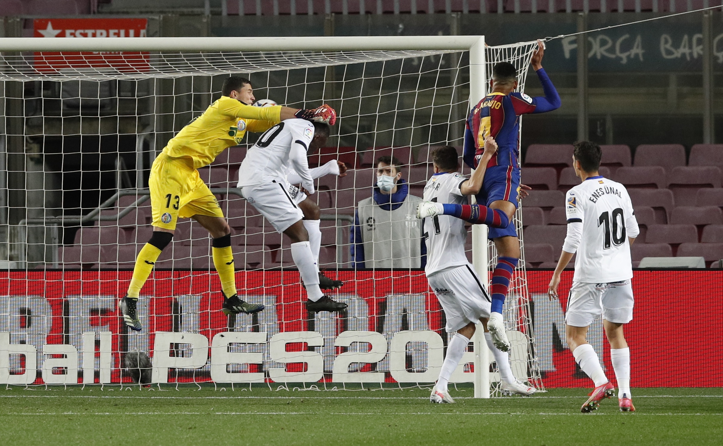 Messi nhảy m&uacute;a ghi b&agrave;n trước Getafe, Barcelona trở lại Top 3 La Liga - Ảnh 5.