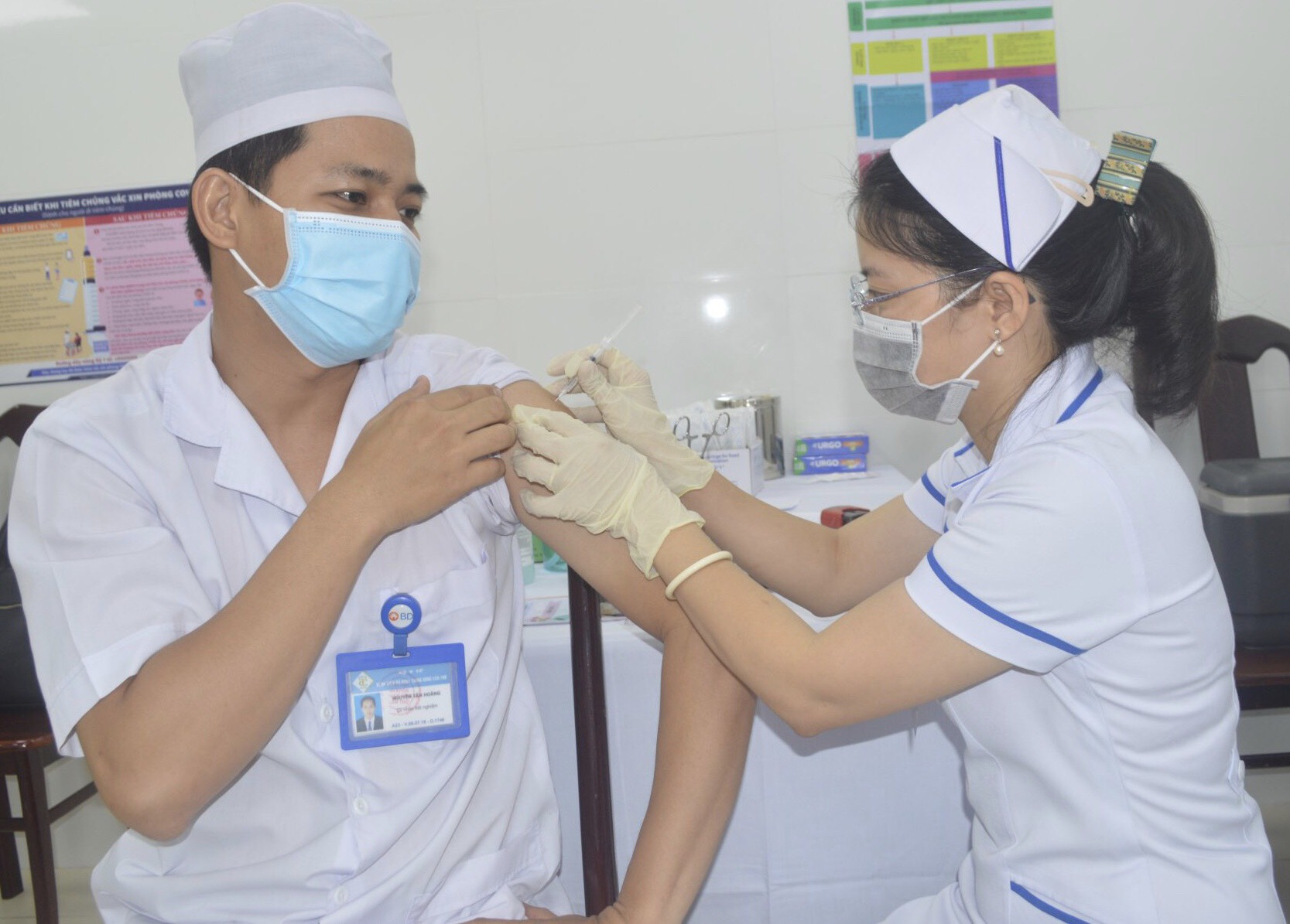 Cần Thơ và Bạc Liêu tiêm vắc xin phòng Covid-19 cho nhân viên y tế tuyến đầu