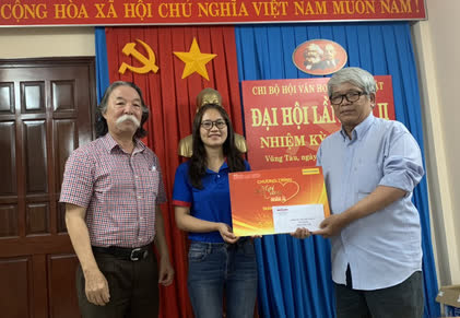 Mai V&agrave;ng nh&acirc;n &aacute;i thăm nhạc sĩ Ho&agrave;i Nhơn - Ảnh 1.