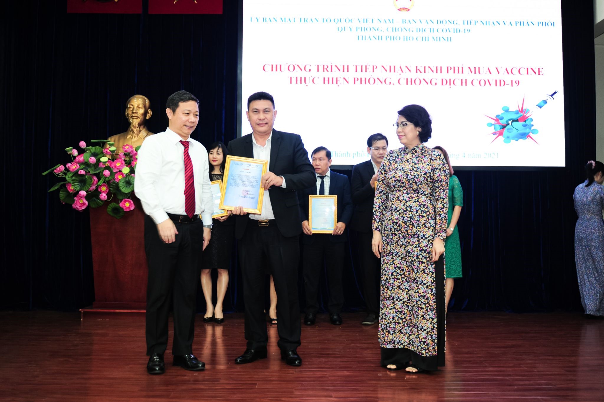Tập đoàn Hưng Thịnh tặng 50 tỷ đồng mua vắc-xin phòng ngừa Covid-19 - Ảnh 2. Tập đoàn Hưng Thịnh tặng 50 tỷ đồng mua vắc-xin phòng ngừa Covid-19 - Ảnh 2.