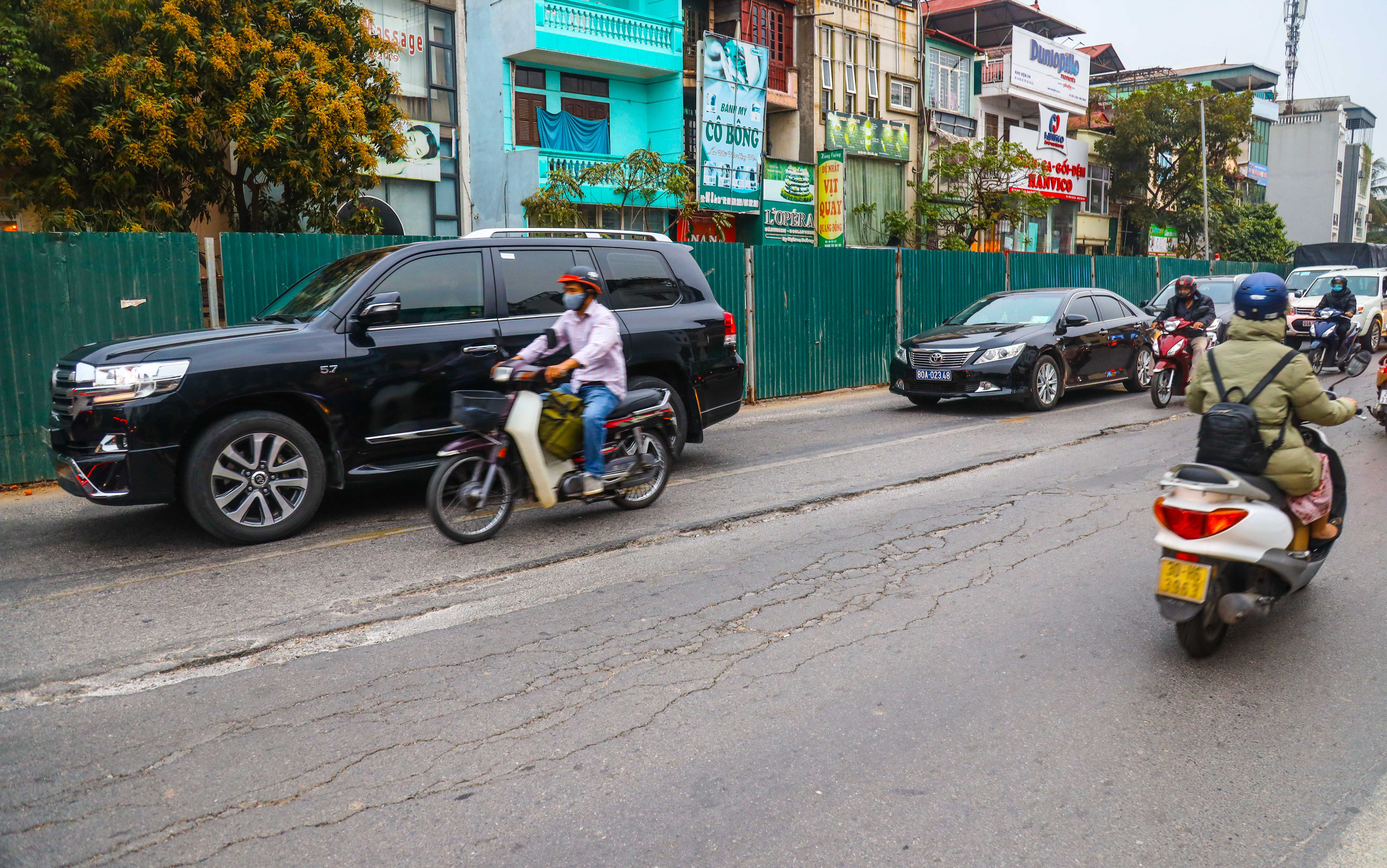 Cận cảnh đường &Acirc;u Cơ l&uacute;n, nứt tiềm ẩn nguy hiểm cho người tham gia giao th&ocirc;ng - Ảnh 7.