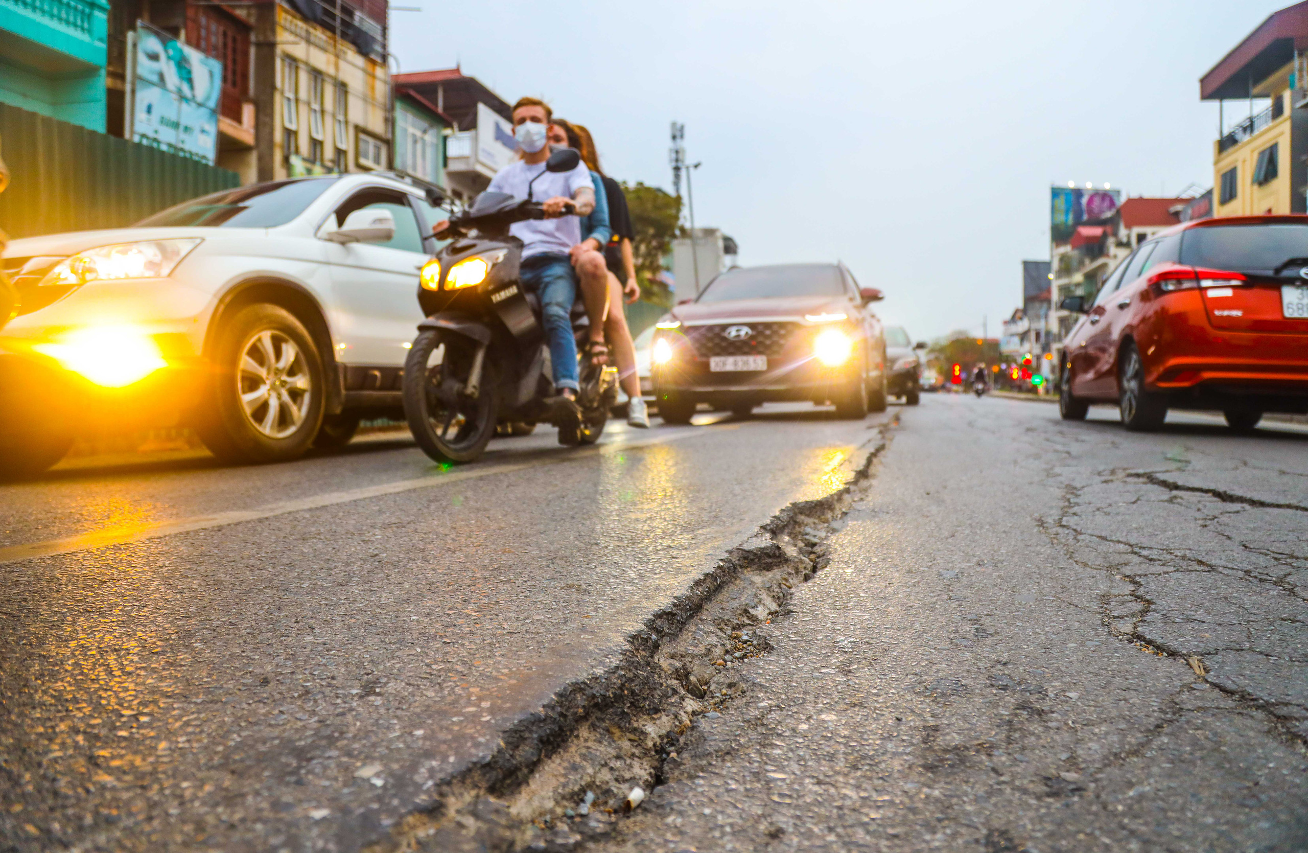 Cận cảnh đường &Acirc;u Cơ l&uacute;n, nứt tiềm ẩn nguy hiểm cho người tham gia giao th&ocirc;ng - Ảnh 10.