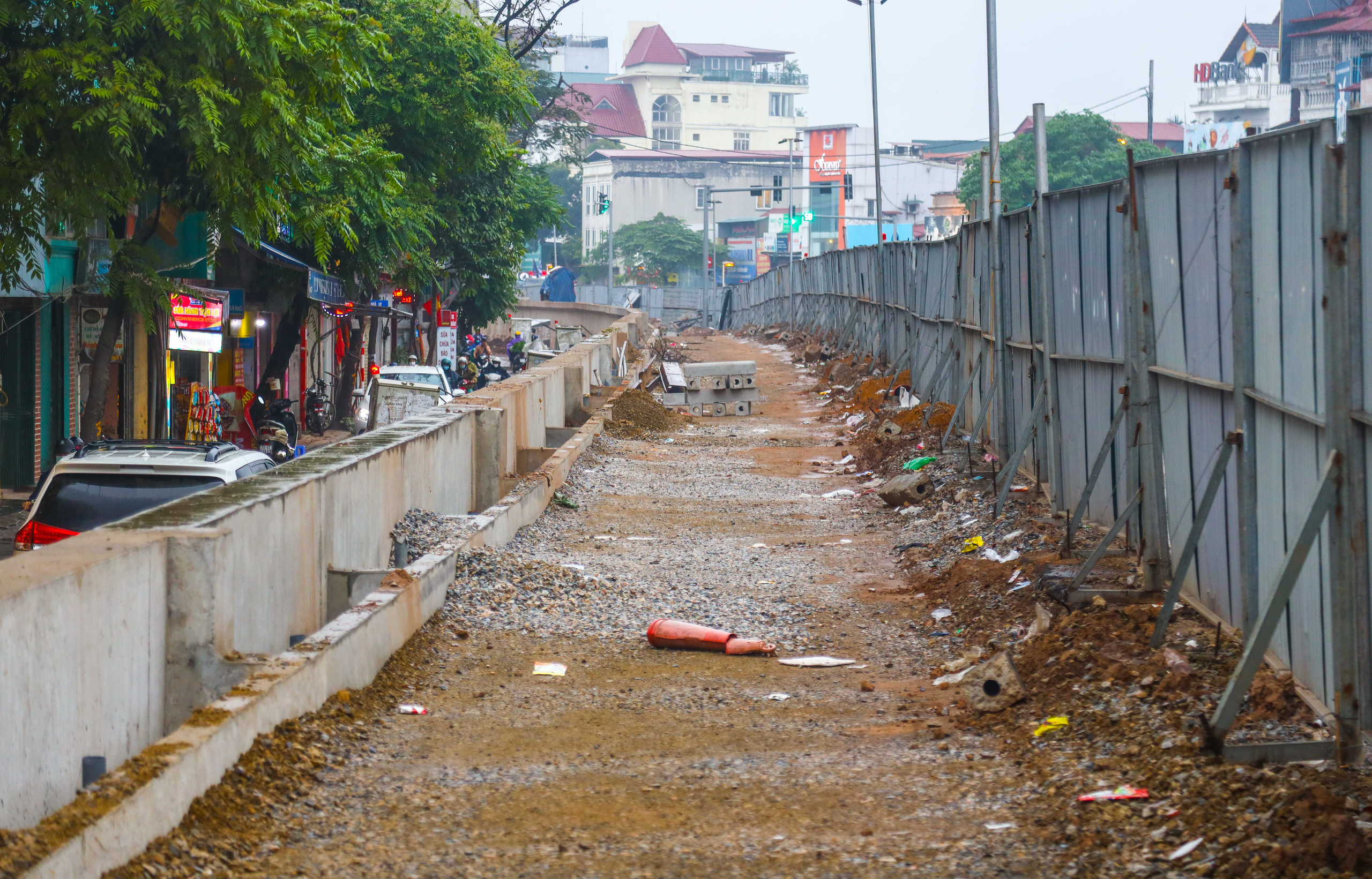 Cận cảnh đường &Acirc;u Cơ l&uacute;n, nứt tiềm ẩn nguy hiểm cho người tham gia giao th&ocirc;ng - Ảnh 13.