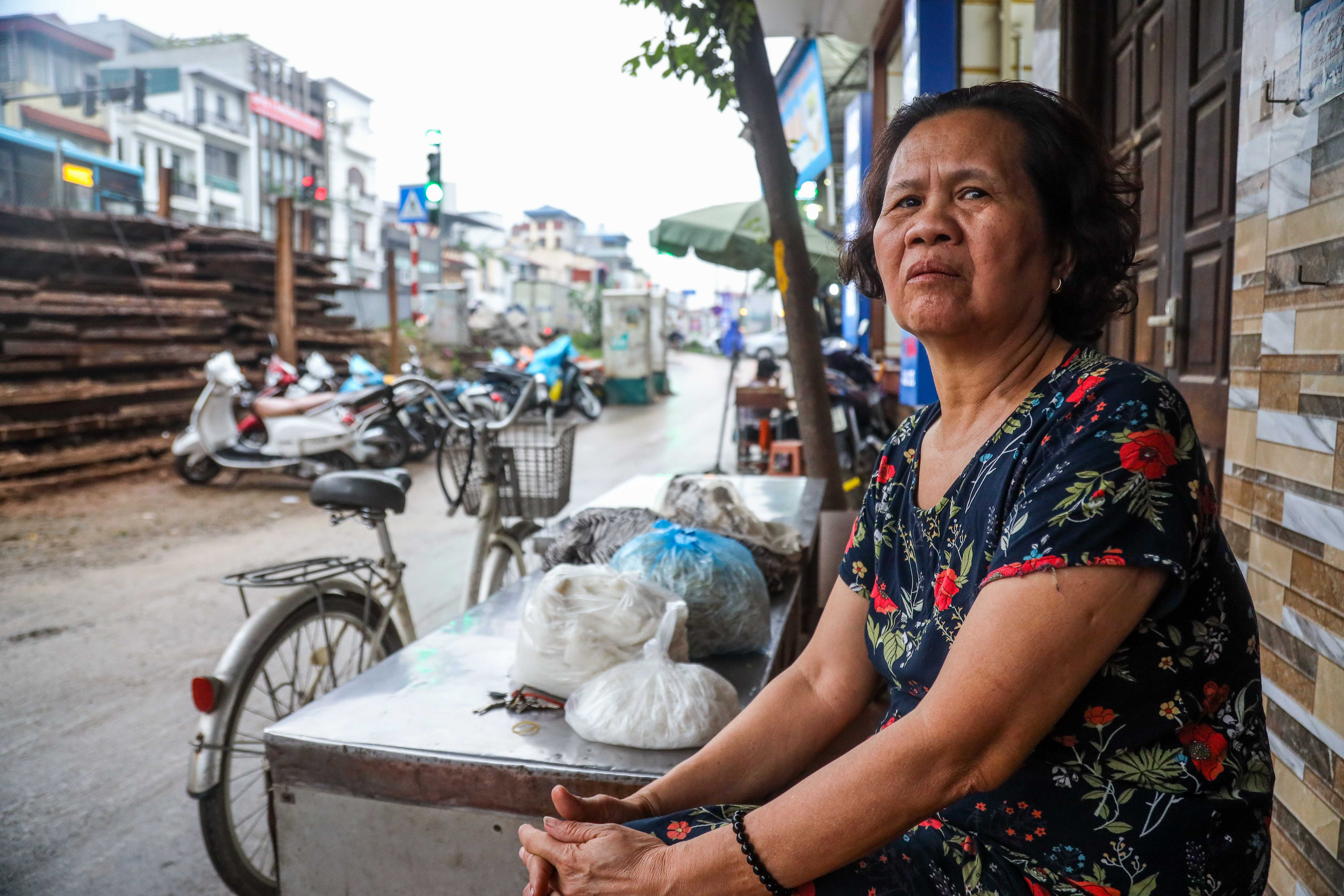 Cận cảnh đường &Acirc;u Cơ l&uacute;n, nứt tiềm ẩn nguy hiểm cho người tham gia giao th&ocirc;ng - Ảnh 3.