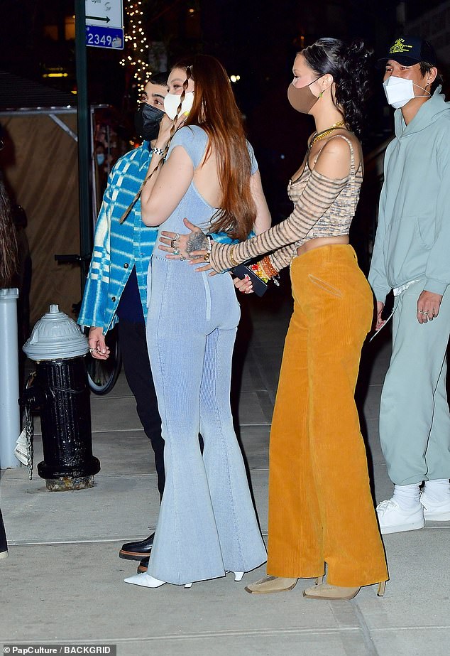Siêu mẫu Bella Hadid khéo léo khoe vòng một đầy đặn - Ảnh 5.