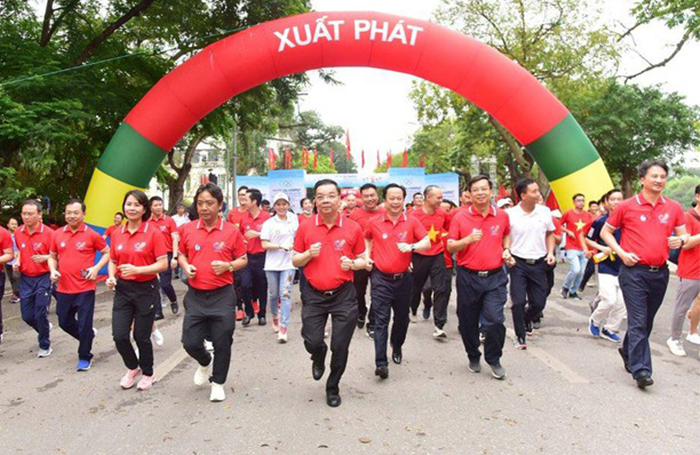 Chủ tịch Hà Nội chạy bộ quanh hồ Gươm hưởng ứng Ngày chạy Olympic vì sức khỏe toàn dân