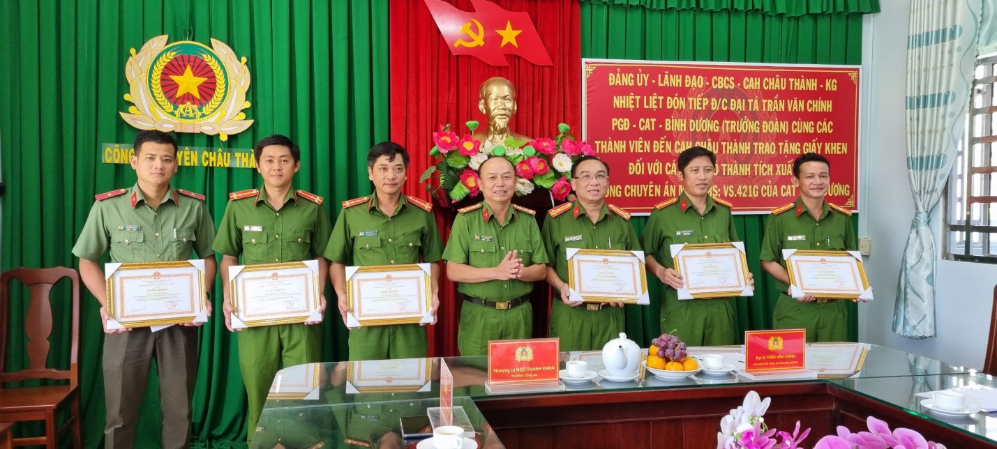 CLIP: Bắt nhanh tội phạm nguy hiểm, công an ở Kiên Giang được Công an Bình Dương thưởng “nóng”