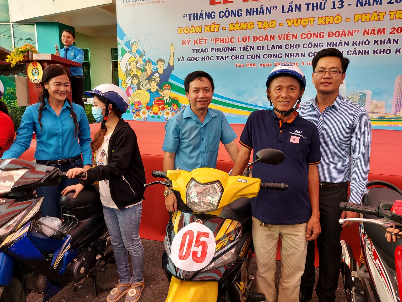 Tặng g&oacute;c học tập cho con c&ocirc;ng nh&acirc;n kh&oacute; khăn   - Ảnh 3.