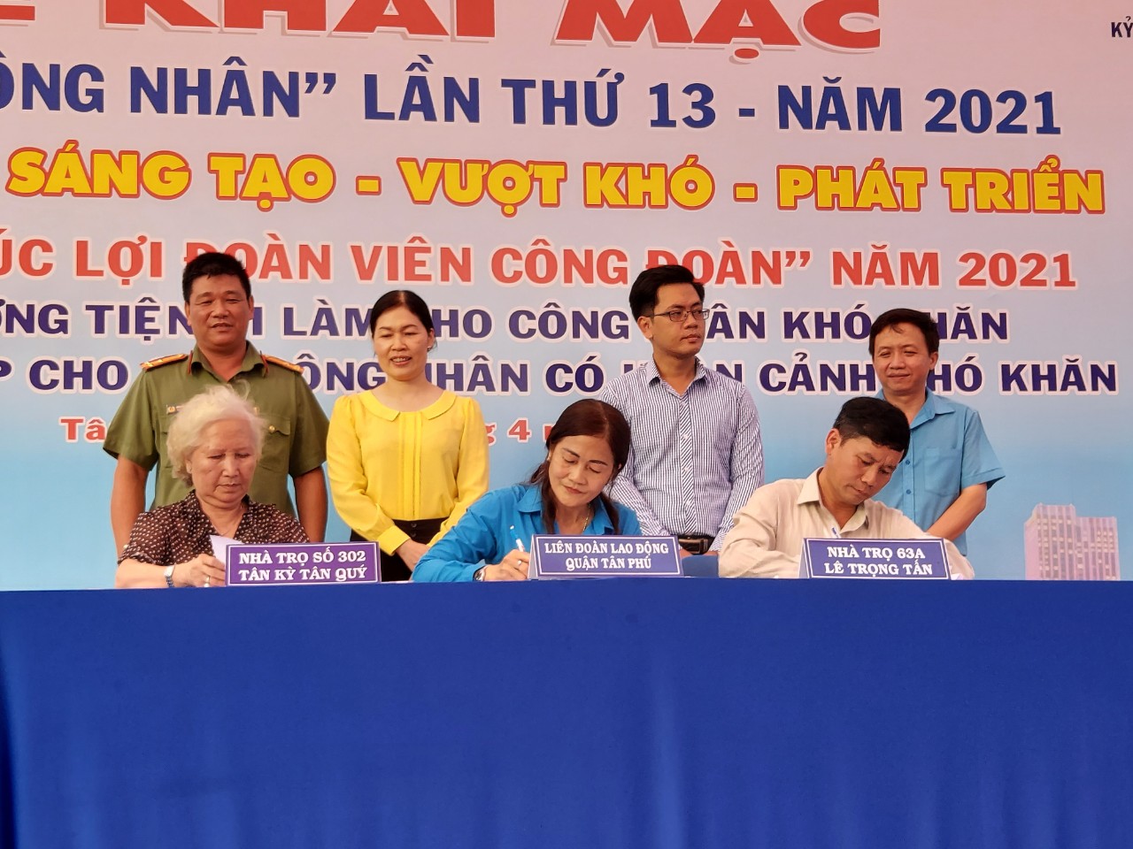 Tặng g&oacute;c học tập cho con c&ocirc;ng nh&acirc;n kh&oacute; khăn   - Ảnh 5.
