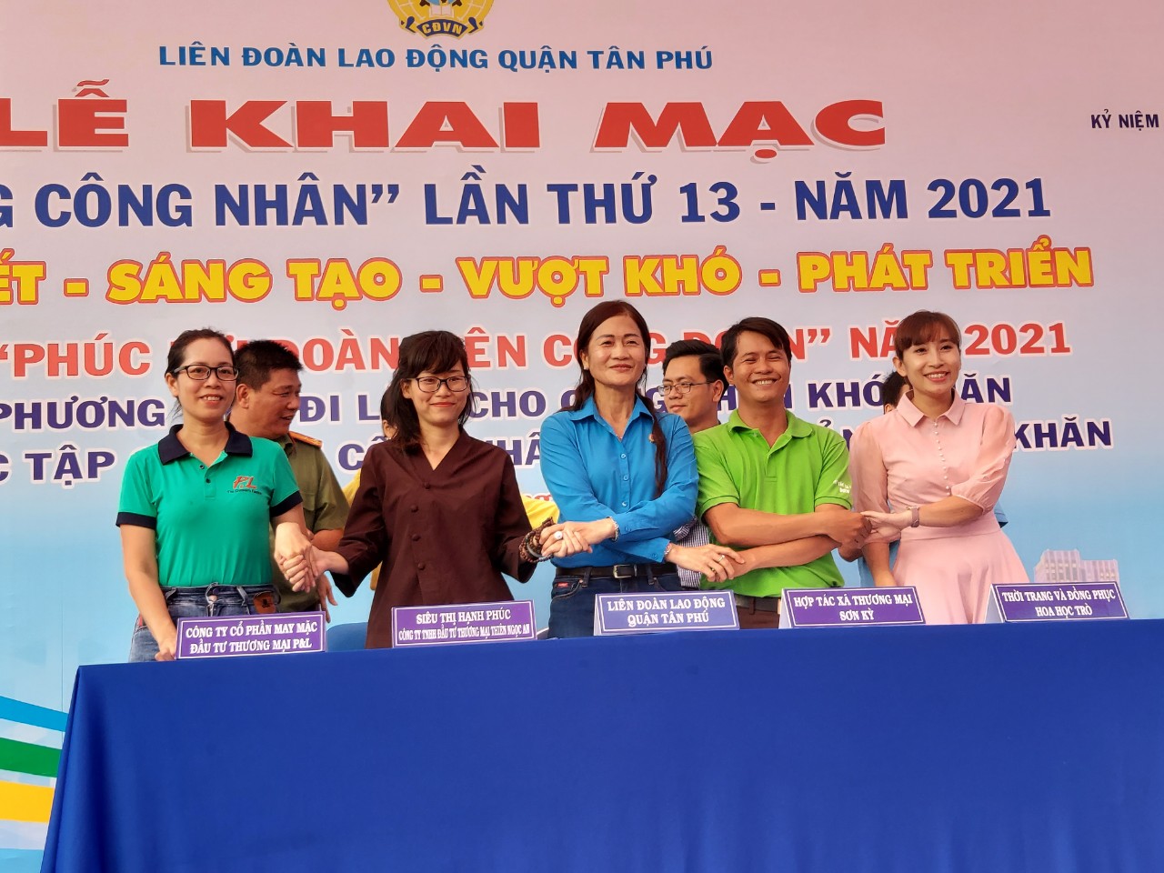 Tặng g&oacute;c học tập cho con c&ocirc;ng nh&acirc;n kh&oacute; khăn   - Ảnh 4.