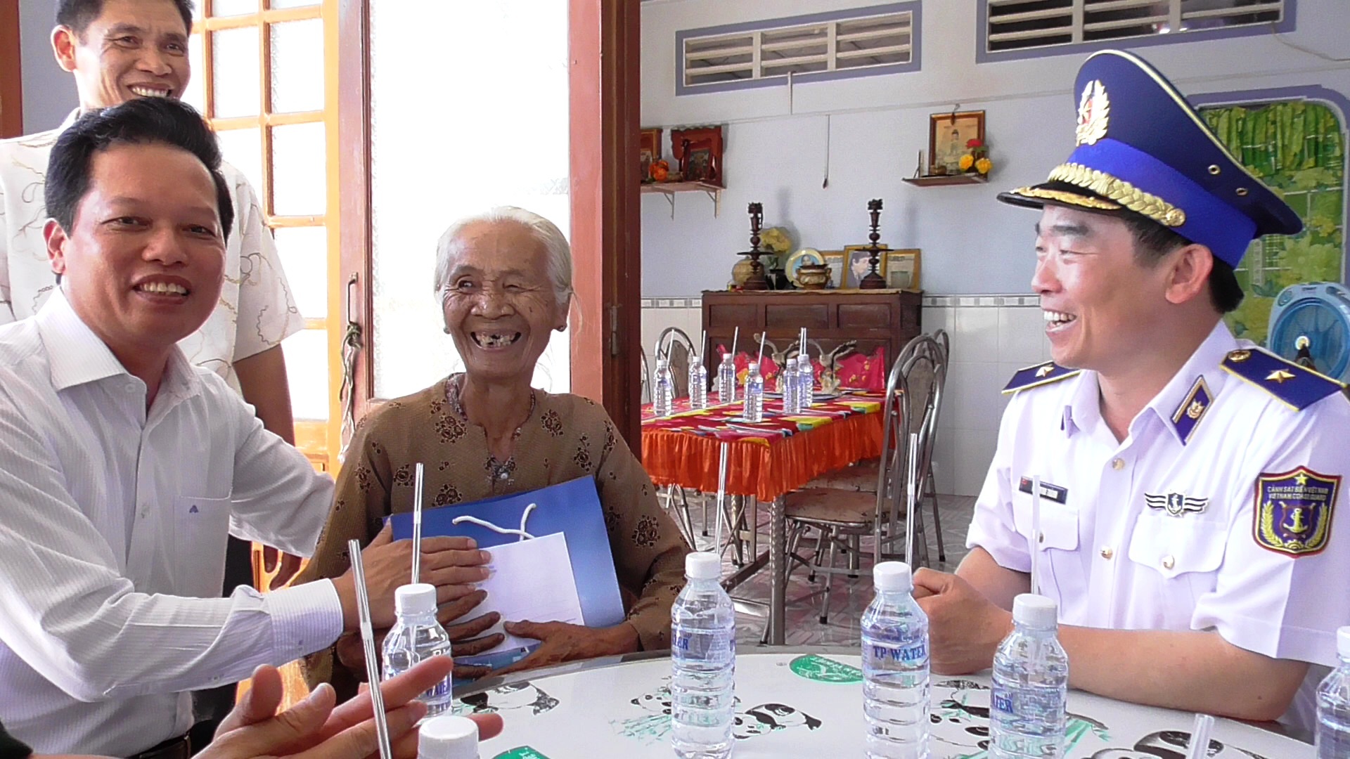 Cảnh sát biển tổ chức nhiều hoạt động ở Tiền Giang - Ảnh 2.