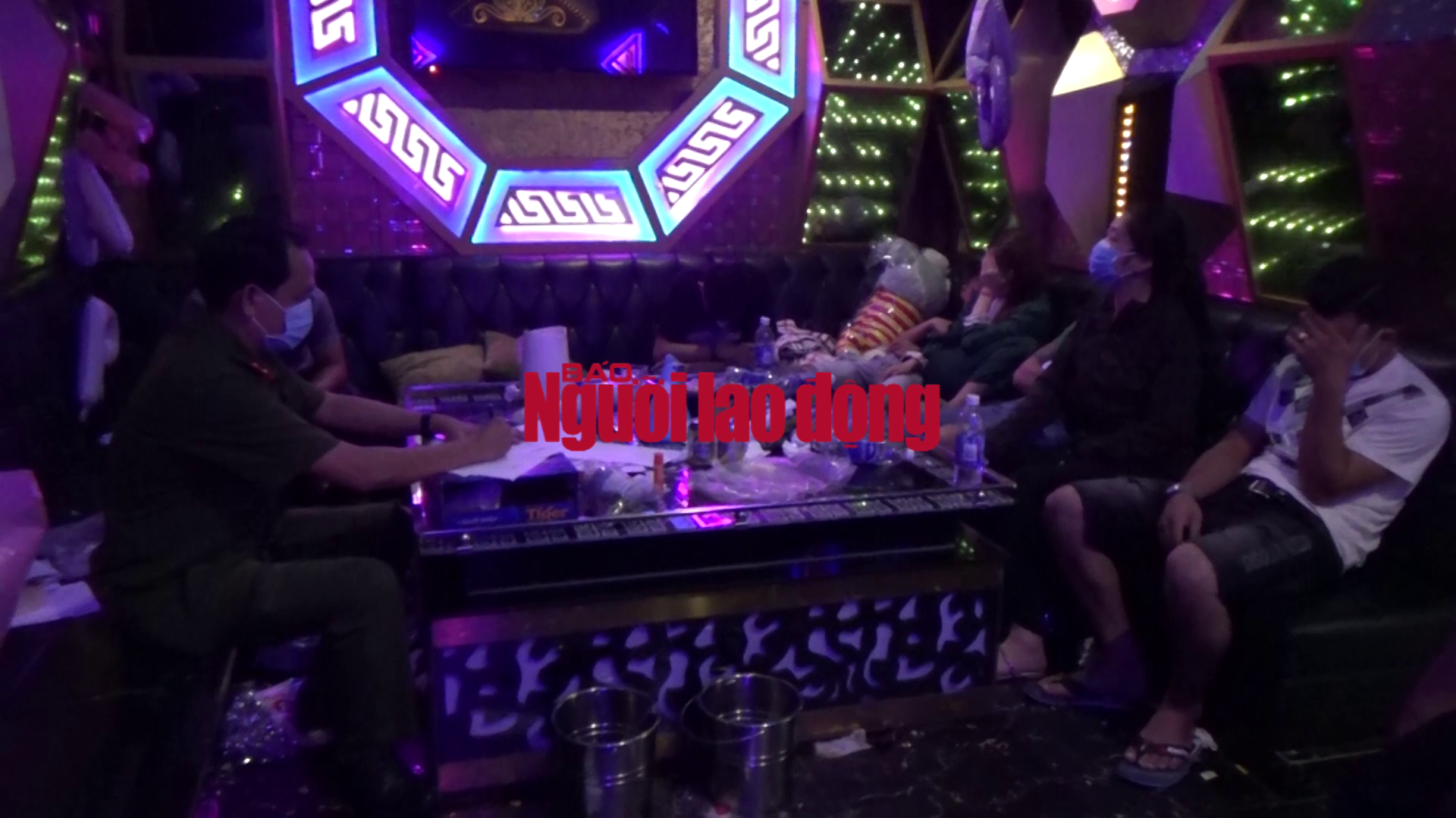 CLIP: Đột k&iacute;ch qu&aacute;n karaoke l&uacute;c 1 giờ s&aacute;ng, c&ocirc;ng an ph&aacute;t hiện nhiều &ldquo;ch&acirc;n d&agrave;i&rdquo; đang bay lắc - Ảnh 3.