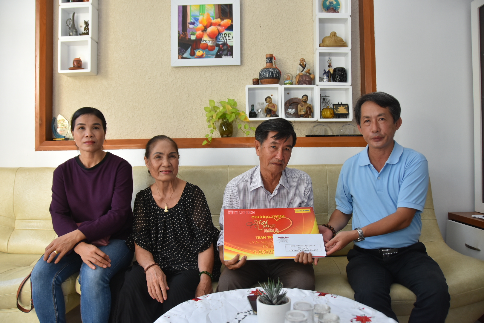 "Mai Vàng nhân ái" thăm nhà văn, nhà nghiên cứu Phan Chính