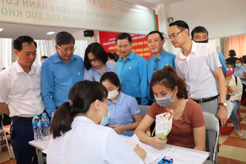 Tôn vinh doanh nghiệp, hỗ trợ công nhân khó khăn