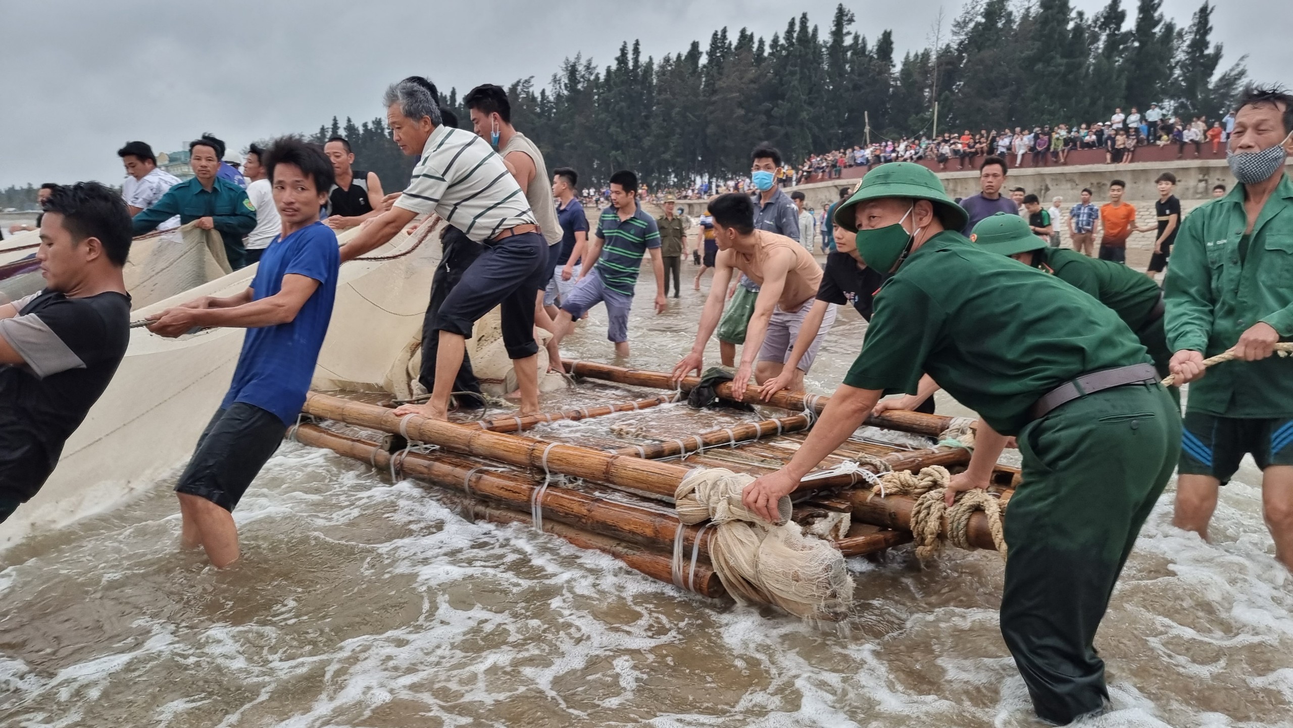 Ph&aacute;t hiện thi thể 2 học sinh chết đuối dạt v&agrave;o bờ biển - Ảnh 2.